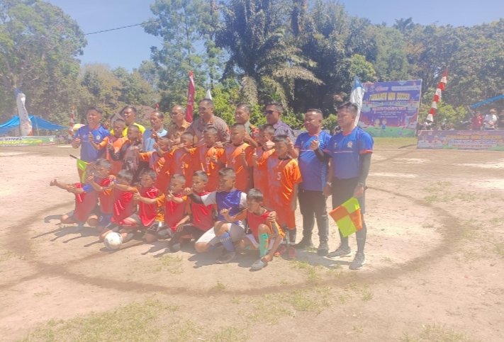 Tim SD Balige Dan Parmaksian Foto Bersama Sebelum Bertanding. (IST)