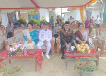 Camat Uluan Windra Marpaung beserta istri dan Bigman Butarbutar Anggota DPRD Toba beserta istri pada acara Peringatan HUT ke-80 RI. (IST)