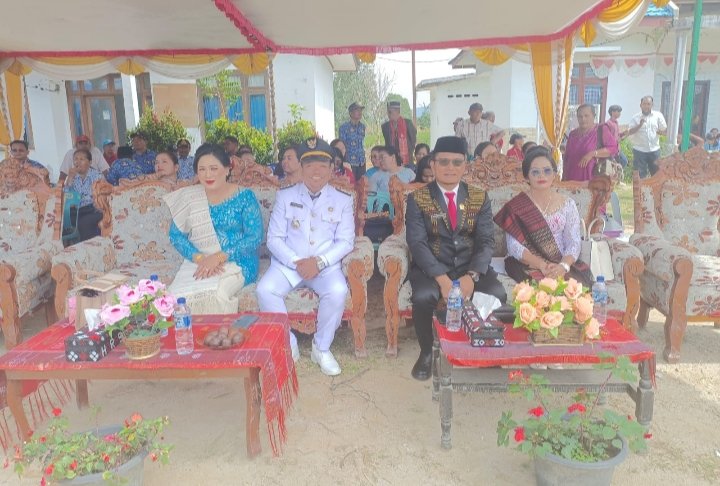 Camat Uluan Windra Marpaung beserta istri dan Bigman Butarbutar Anggota DPRD Toba beserta istri pada acara Peringatan HUT ke-80 RI. (IST)
