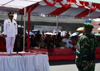 Walikota Padangsidimpuan Letnan Dalimunthe menerima laporan dari Komandan upacara dimulainya barisan devile. (IST)