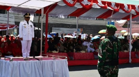 Walikota Padangsidimpuan Letnan Dalimunthe menerima laporan dari Komandan upacara dimulainya barisan devile. (IST)