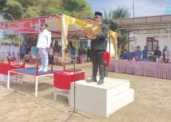 Bigman Butarbutar saat membacakan  Teks Proklamasi pada HUT ke-80  RI di Kecamatan Uluan. (IST)