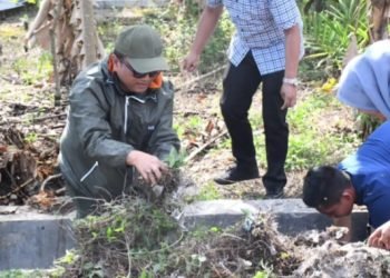 Wali Kota Padangsidimpuan Letnan Dalimunthe bersama warga, perangkat desa dan jajaran gotong royong di Desa Manunggang Jae (29/08/2025). (IST)