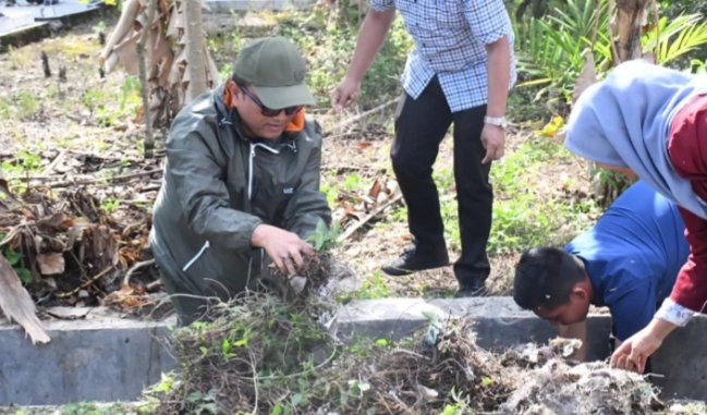 Wali Kota Padangsidimpuan Letnan Dalimunthe bersama warga, perangkat desa dan jajaran gotong royong di Desa Manunggang Jae (29/08/2025). (IST)
