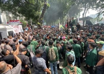 Ratusan massa berunjuk rasa di DPRD Sumut, Rabu (27/8/2025). 