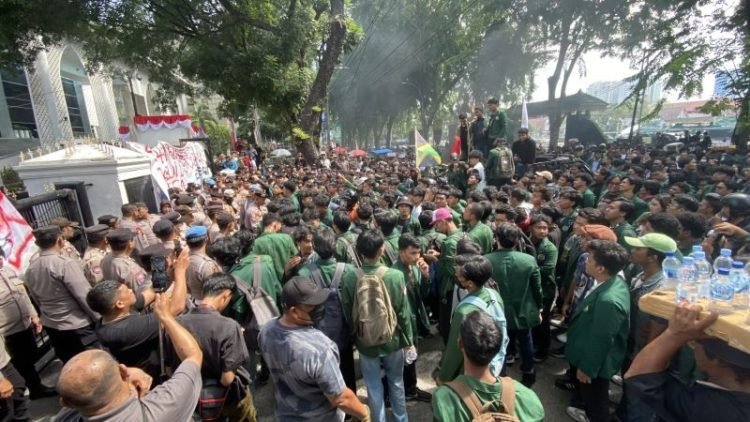 Ratusan massa berunjuk rasa di DPRD Sumut, Rabu (27/8/2025). 