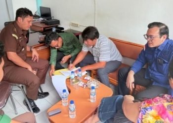 Ketua DPC PDIP Toba Mangatas Silaen (kemeja putih) ditahan oleh Kejari Toba. 