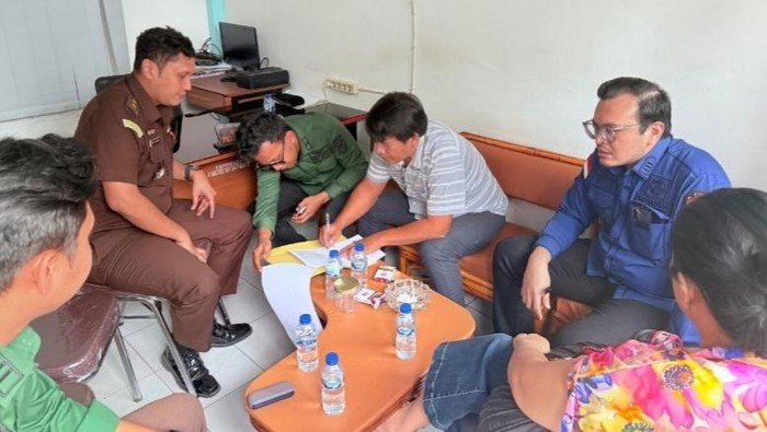 Ketua DPC PDIP Toba Mangatas Silaen (kemeja putih) ditahan oleh Kejari Toba. 