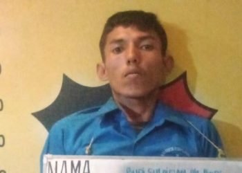 Pelaku Budi saat diamankan di kantor polisi. 