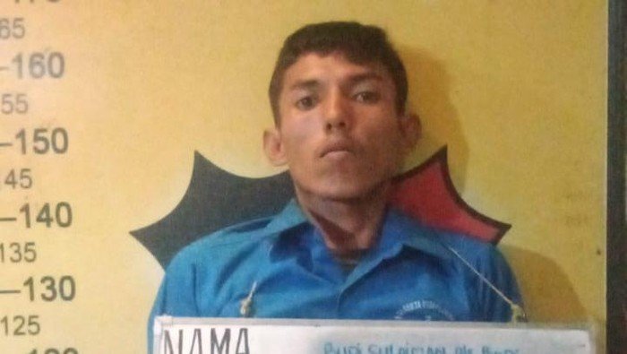 Pelaku Budi saat diamankan di kantor polisi. 