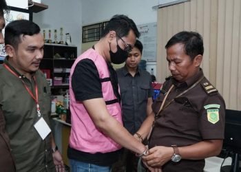 Tersangka HA saat dibawa dari Kantor Kejati Sumut ke Rutan Tanjung Gusta, Medan. 