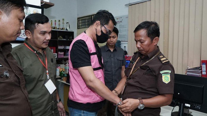 Tersangka HA saat dibawa dari Kantor Kejati Sumut ke Rutan Tanjung Gusta, Medan. 