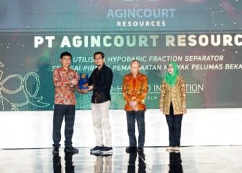 Superintendent Environmental Monitoring PTAR Bayu Ariyanto menerima penghargaan Emas kategori Eco-Hazart Inovation di ajang EPSA 2025 dari Kadis Lingkungan Hidup dan keluaran Jateng Widi Hartanto. (IST)