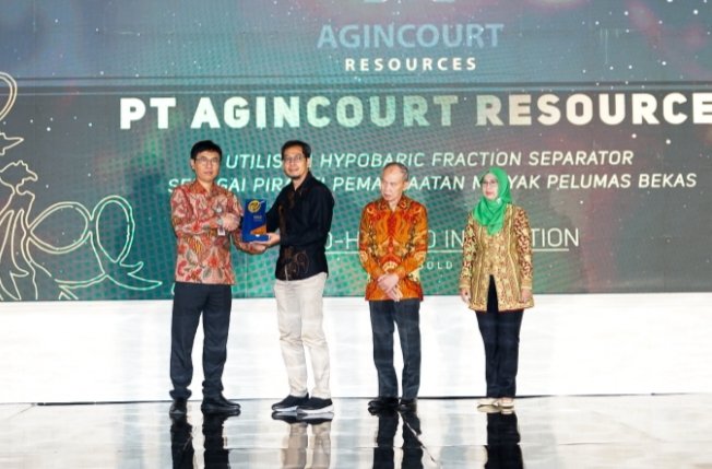 Superintendent Environmental Monitoring PTAR Bayu Ariyanto menerima penghargaan Emas kategori Eco-Hazart Inovation di ajang EPSA 2025 dari Kadis Lingkungan Hidup dan keluaran Jateng Widi Hartanto. (IST)