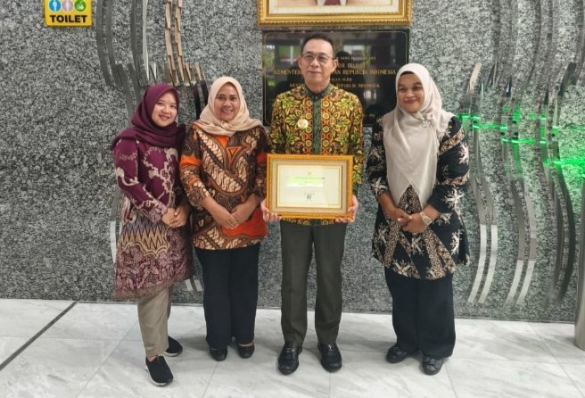 Bupati Tapsel, H. Gus Irawan Pasaribu, didampingi Plt. Kepala Dinas Kesehatan Tapsel, dr. Emilda Arasanti, M.K.M. berphoto usai menerima penghargaan Sertifikat eliminasi kusta, filariasis limfatik, dan frambusia dari Kemekes RI. (IST)
