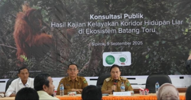 Wakil Bupati Tapanuli Selatan H. Jafar Syahbuddin Ritonga saat membuka acara konsultasi publik hasil studi kelayakan pembangunan empat koridor satwa di kawasan Batang Toru. (IST)