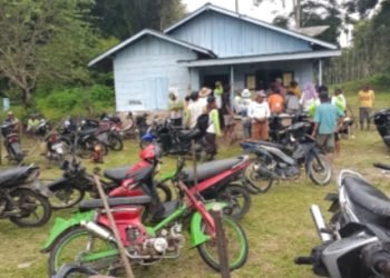 Para petani setelah selesai gotong royong. (IST)