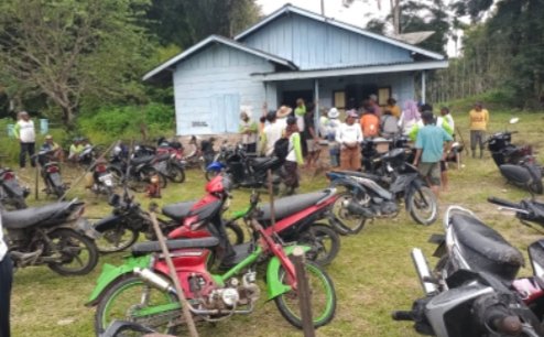 Para petani setelah selesai gotong royong. (IST)