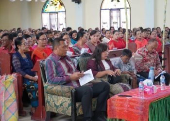 Bupati Toba Effendi Napitupulu bersama ibu dan Camat Porsea Edwar Sidabutar beserta Jemaat saat mengikuti ibadah. (IST)