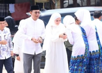 Bupati Tapsel Gus irawan Pasaribu dan nyoba saat menghadiri Safari Maulid Nabi Muhammad SAW 1447 H di Pargarutan. (IST)