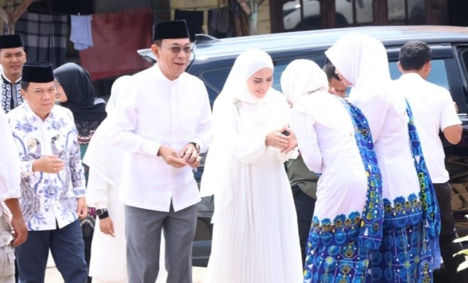 Bupati Tapsel Gus irawan Pasaribu dan nyoba saat menghadiri Safari Maulid Nabi Muhammad SAW 1447 H di Pargarutan. (IST)