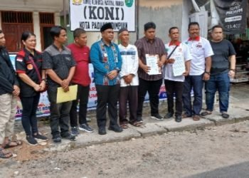 Harry Pahlevi Harahap fhoto bersama dengan pengurus/Tim Perjaringan Ketua KONI Padangsidimpuan. (IST)