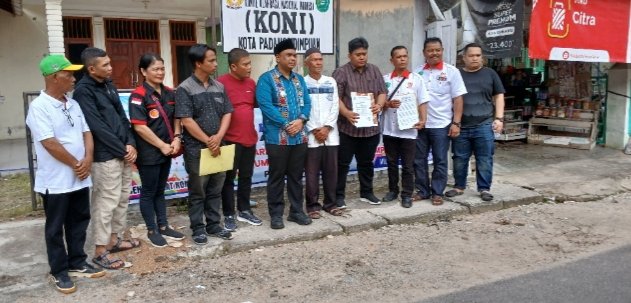 Harry Pahlevi Harahap fhoto bersama dengan pengurus/Tim Perjaringan Ketua KONI Padangsidimpuan. (IST)