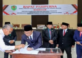 Bupati Tapsel Gus Irawan saat menandatangani KUA PPAS Tahun Anggaran 2025. (IST)
