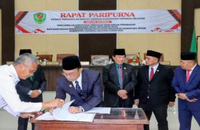 Bupati Tapsel Gus Irawan saat menandatangani KUA PPAS Tahun Anggaran 2025. (IST)