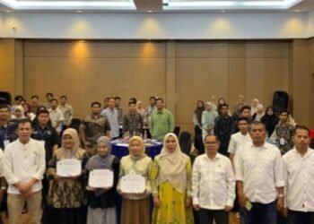 Ketua PWI Tabagsel dan para Panitia kegiatan photo bersama dengan peserta dari berbagai mahasiswa di Kota Padangsidimpuan. (IST)