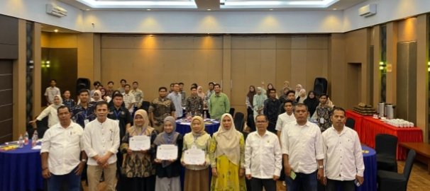 Ketua PWI Tabagsel dan para Panitia kegiatan photo bersama dengan peserta dari berbagai mahasiswa di Kota Padangsidimpuan. (IST)