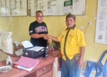 Koordinator Pendataan Kecamatan Padangsidimpuan Selatan Tuslasamiharjo saat melakukan pendataan di salah satu kelurahan di Padangsidimpuan Selatan. (IST)