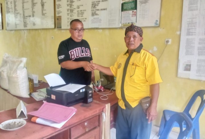 Koordinator Pendataan Kecamatan Padangsidimpuan Selatan Tuslasamiharjo saat melakukan pendataan di salah satu kelurahan di Padangsidimpuan Selatan. (IST)