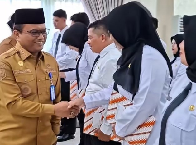 Wali Kota Padangsidimpuan Letnan Dalimunthe saat menyerahkan SK PPPK Guru. (IST)