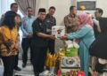 Wali Kota Padangsidimpuan, Letnan Dalimunthe saat menyerahkan bantuan kepada KPM. (IST)