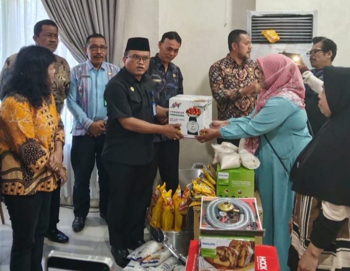 Wali Kota Padangsidimpuan, Letnan Dalimunthe saat menyerahkan bantuan kepada KPM. (IST)