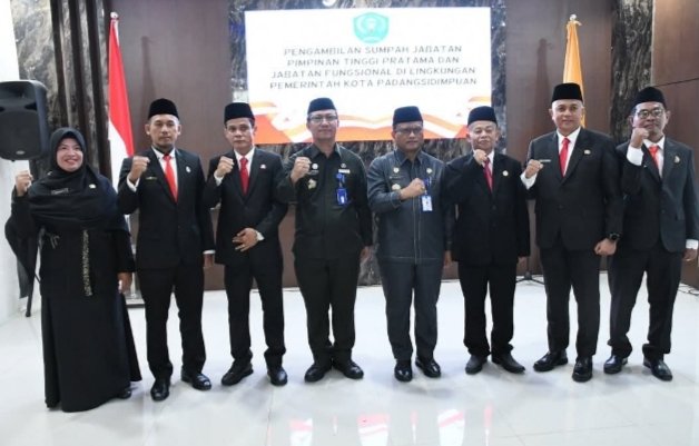 Wali Kota Padangsidimpuan Letnan Dalimunthe foto bersama dengan pejabat yang baru dilantik. (IST)