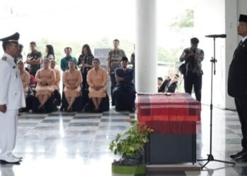 Bupati Toba Effendi Sintong P. Napitupulu Melantik Dan Mengambil Sumpah Jabatan Pejabat Dilingkungan Pemkab. Toba. (IST)