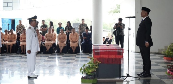 Bupati Toba Effendi Sintong P. Napitupulu Melantik Dan Mengambil Sumpah Jabatan Pejabat Dilingkungan Pemkab. Toba. (IST)