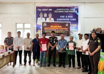 Kepala Cabang Kejaksaan Negeri Toba Freddy VZ Pasaribu, S.H, M.H pada saat Ekspose Perkara di rumah Restorative Justice Cabang Kejaksaan Negeri Toba di Sopo Adhyaksa Batak Na raja Porsea. (Ist)