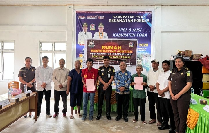 Kepala Cabang Kejaksaan Negeri Toba Freddy VZ Pasaribu, S.H, M.H pada saat Ekspose Perkara di rumah Restorative Justice Cabang Kejaksaan Negeri Toba di Sopo Adhyaksa Batak Na raja Porsea. (Ist)