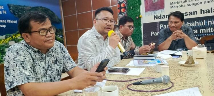 Ketua Panitia Anggiat Manurung SE SH saat memimpin rapat persiapan Pesta Bona Taon Tuan Sogar Manurung.