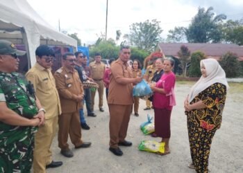 Sekda Toba Paber Napitupulu pada saat Pasar Murah di Parsoburan, Senin (02/03/2026). (IST)