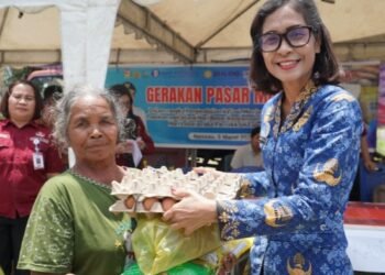 Tampak Sekretaris Dinas Koperindagkop UKM Aprillia Nessy Tampubolon saat melayani warga Desa Nassau di lokasi digelarnya GPM, Kamis (05/03/2026). (ist)