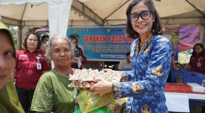 Tampak Sekretaris Dinas Koperindagkop UKM Aprillia Nessy Tampubolon saat melayani warga Desa Nassau di lokasi digelarnya GPM, Kamis (05/03/2026). (ist)