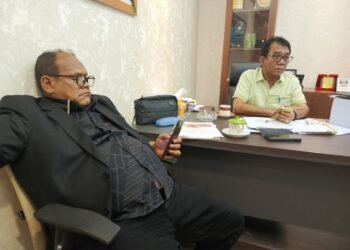 Ketua Komisi D Timbul Sibarani (kanan) dan anggota komisi Viktor Silaen (kiri). (Chou)