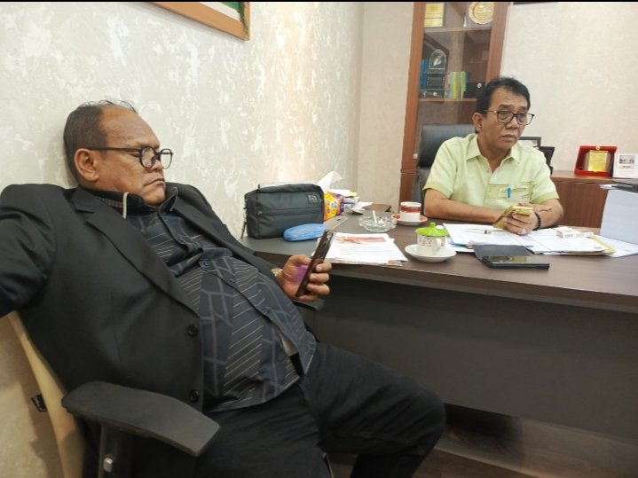 Ketua Komisi D Timbul Sibarani (kanan) dan anggota komisi Viktor Silaen (kiri). (Chou)