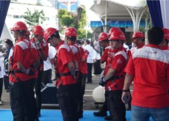 Wakil Bupati Toba didampingi Sekda Paber Napitupulu dan Kadis Kominfo Sesmon Butarbutar pada acara temu pers. (IST)