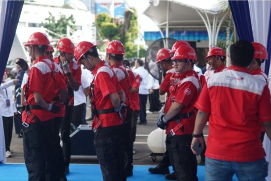 Wakil Bupati Toba didampingi Sekda Paber Napitupulu dan Kadis Kominfo Sesmon Butarbutar pada acara temu pers. (IST)