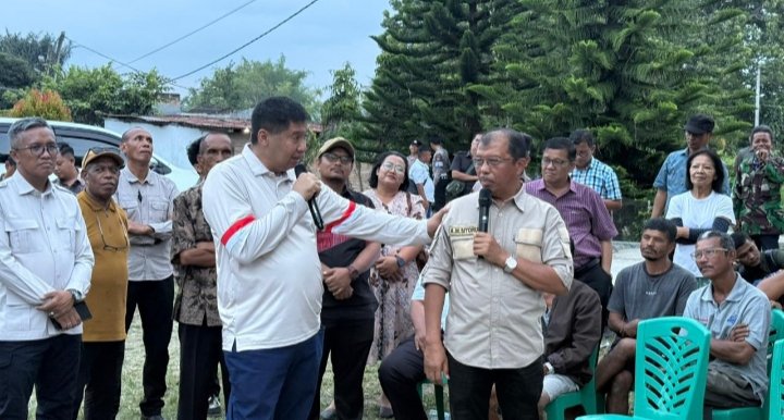 Menteri Perumahan Rakyat Dan Kawasan Pemukiman Maruarar Sirait mengunjungi penerima bantuan Stimulan Perumahan Swadaya di Kabupateb Toba. (IST)